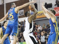 Golpazo de Luqueño a los Kings franjeados